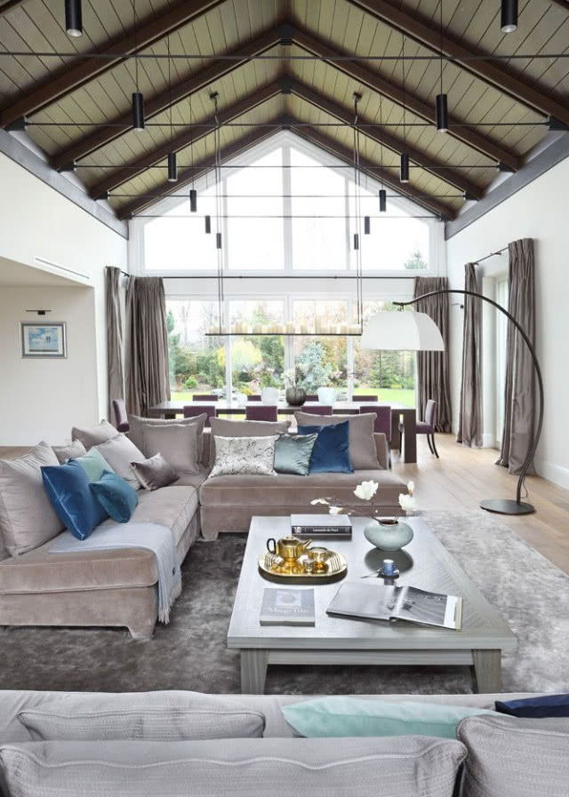 Kolor taupe we wnętrzu - salon