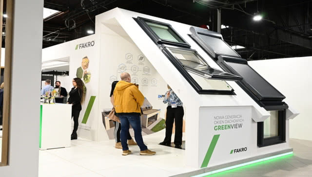 stoisko na targach producenta okien, okien dachowych