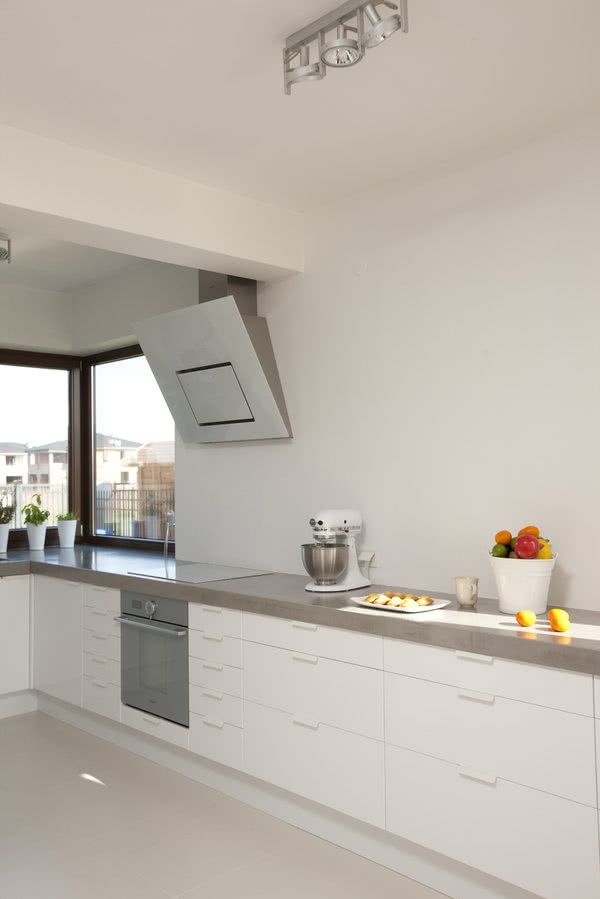 Biała minimalistyczna kuchnia