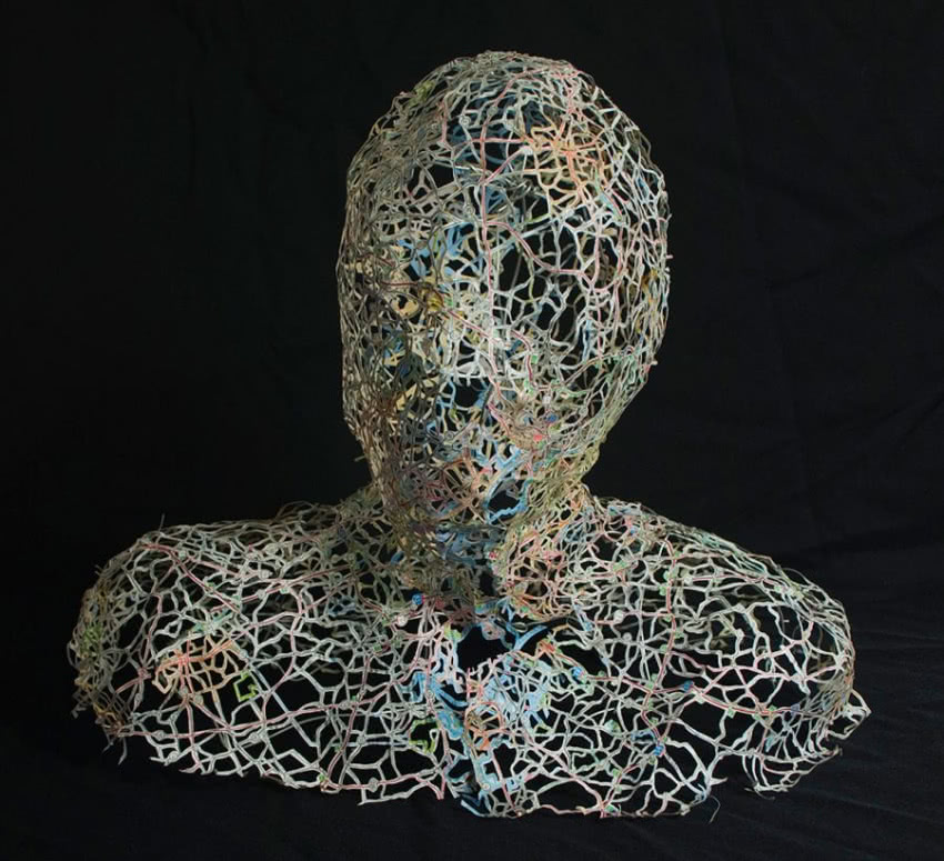 Popiersie z wyciętej z mapy sieci dróg, Nikki...