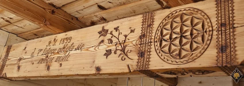 Willa Oksza. Sosrąb w pokoju na pierwszym...