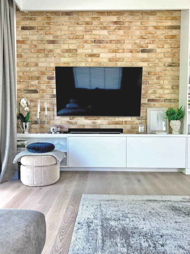 stara cegła na ścianie w salonie