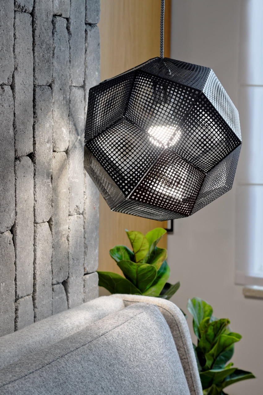 W sypialni ściana z cementowych...