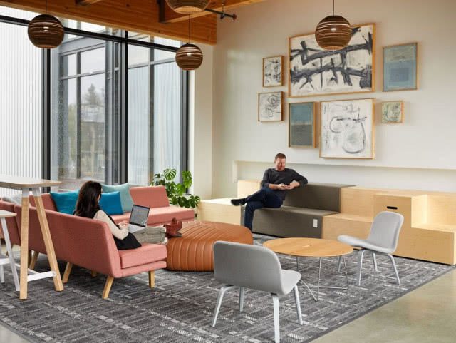 Pomarańczowe meble do biura