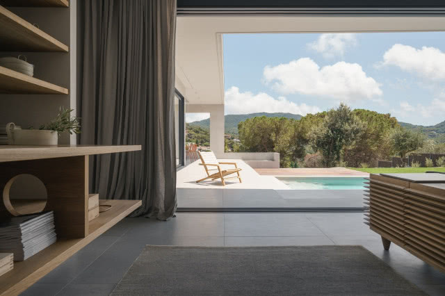 widok z okna na basen i niebo