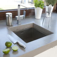 Minimalizm + glamour w domu z ogródkiem