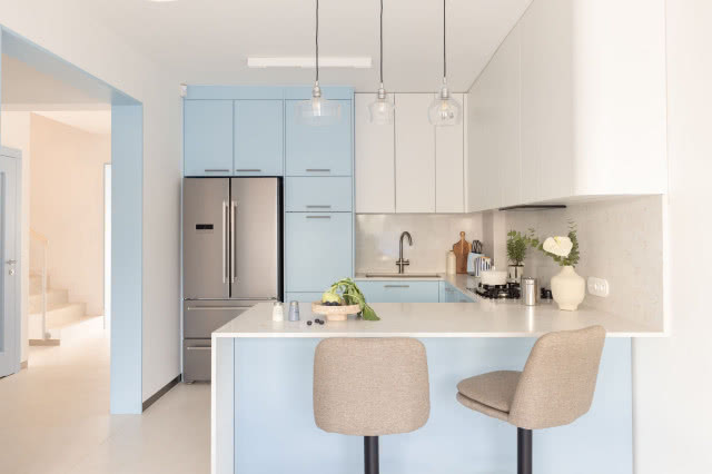 Kuchnia biało-błękitna z wyspą