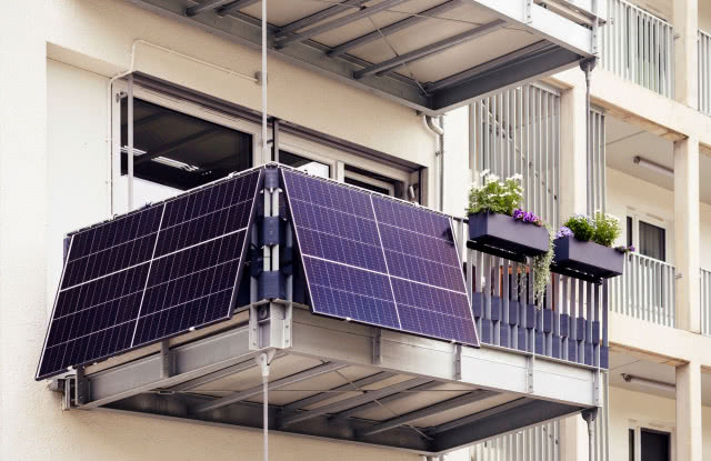 panele fotowoltaiczne zamontowane pod kątem, ujęcie z dołu