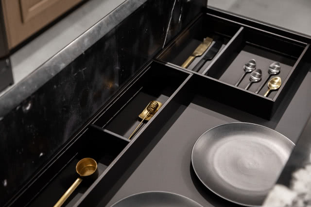 czarne meble kuchenne, czarne szuflady na sztućce i zastawę