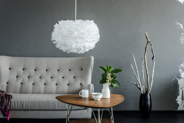 aranżacja lampy z piórkami nad stołem