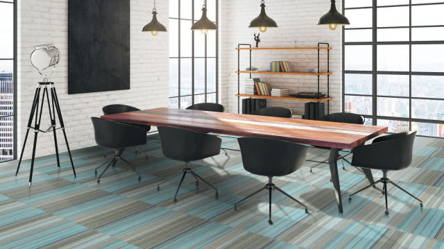 Niebieska wykładzina do biura