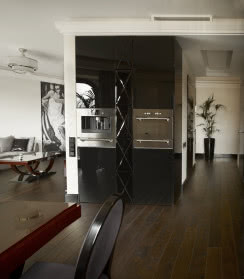 Mieszkanie w stylu art deco - czarna zabudowa kuchenna.
