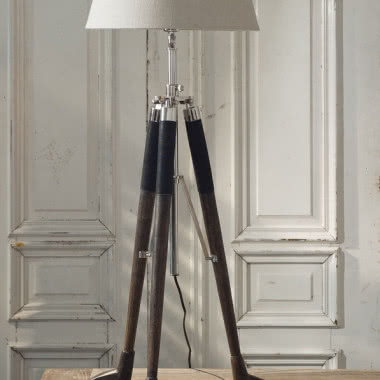 Lampa na drewnianych nogach