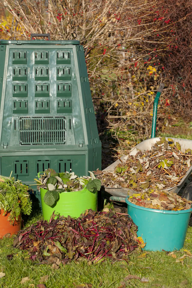 Kompostownik w ogrodzie