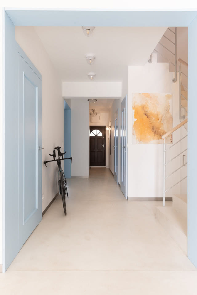 przedpokój w stylu Hamptons - niebieskie drzwi