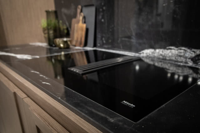 Czarna płyta kuchenna 