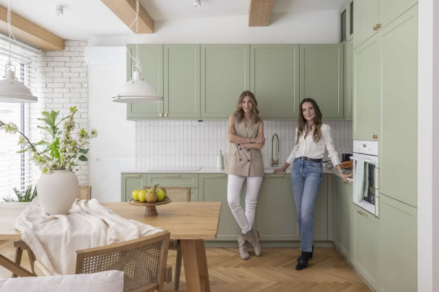 Zielona kuchnia z drewnem i bielą