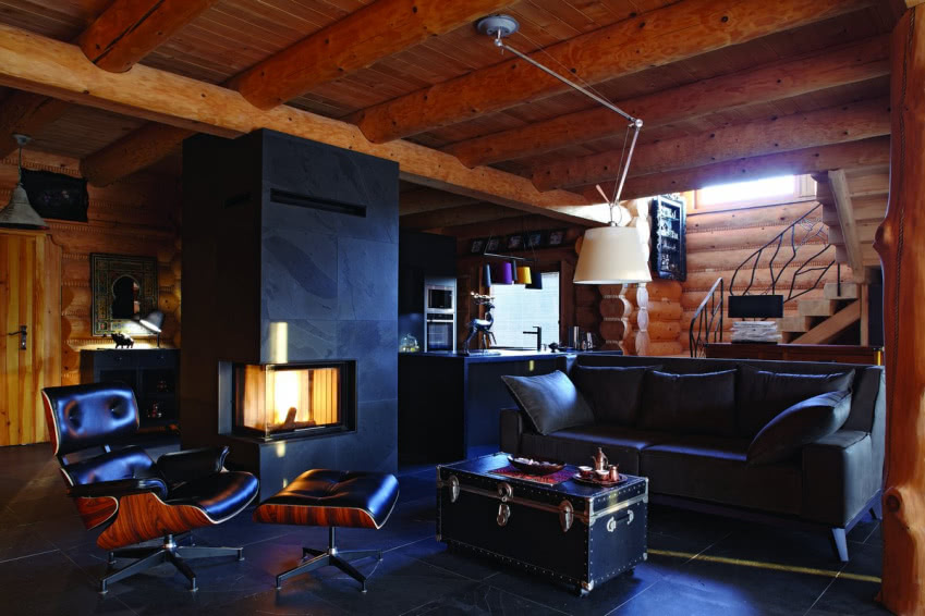 Skrzynia, w której Ania przywiozła swój dobytek,...