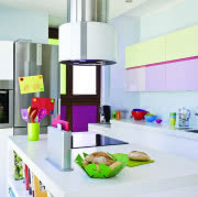 Zlew skutecznie się ukrywa w prawym rogu wnęki.