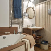 Złamane szarością róże, błękity i zielenie...