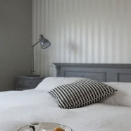 Minimalizm + glamour w domu z ogródkiem