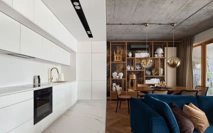 Apartament w Krakowie w stylu glam loft! Projektant połączył złoto z betonem