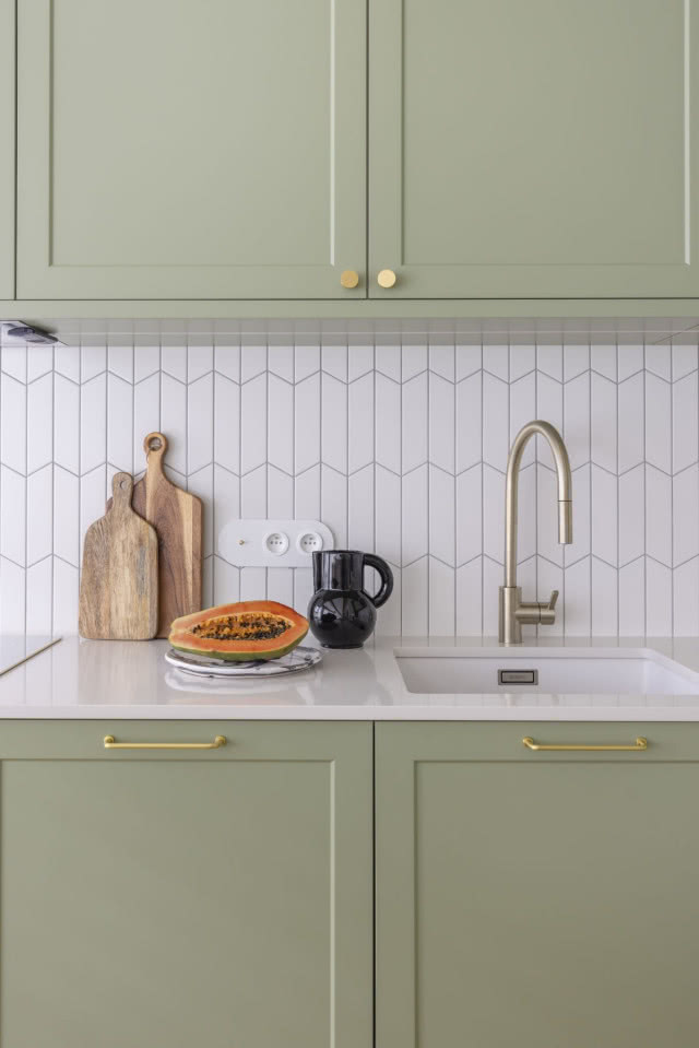 Zielona kuchnia z drewnem i bielą