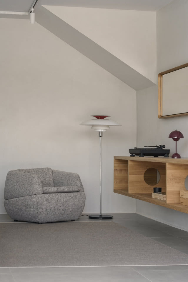 salon, fotel stoi obok lapmy