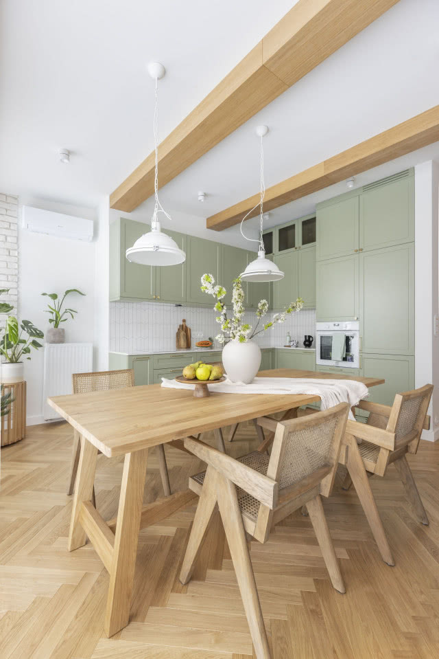 Zielona kuchnia z drewnem i bielą