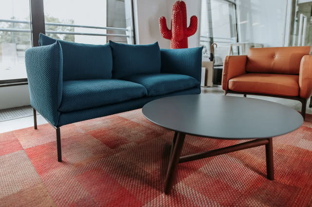 Czerwona wykładzina biurowa