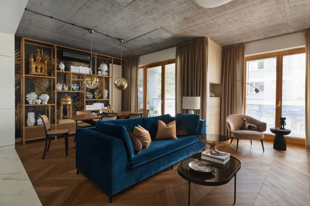 Betonowy sufit i drewniana podłoga