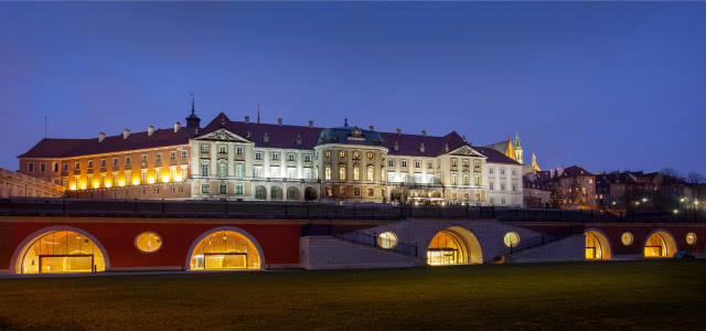 widok na zamek i podświetlone arkady
