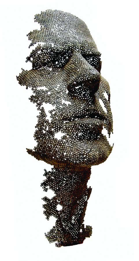 Koronkowa maska ze stalowych nakrętek,
Manuel...