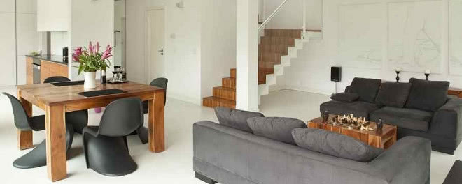 Biel, czerń i egzotyczne drewno - dom projektantów