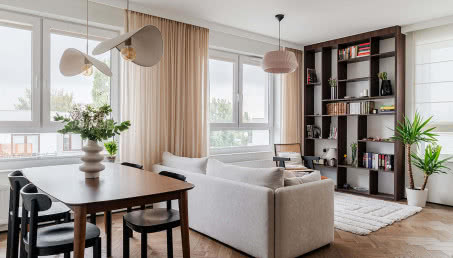 Mieszkanie w stylu modern retro. Modny kolor Mocha Mousse w praktyce