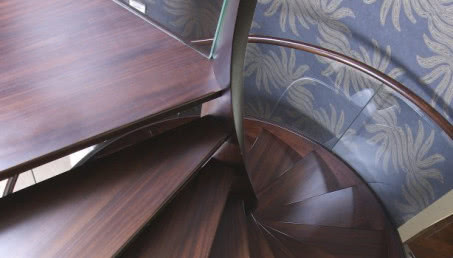 Drewno w mieszkaniu - drewniane podłogi, drzwi i schody