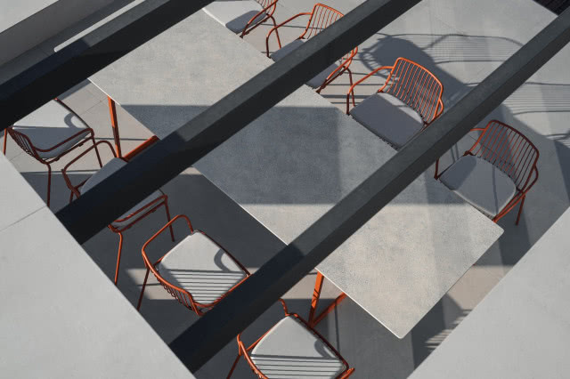 widok z góry na krzesła 
