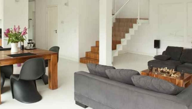 Biel, czerń i egzotyczne drewno - dom projektantów