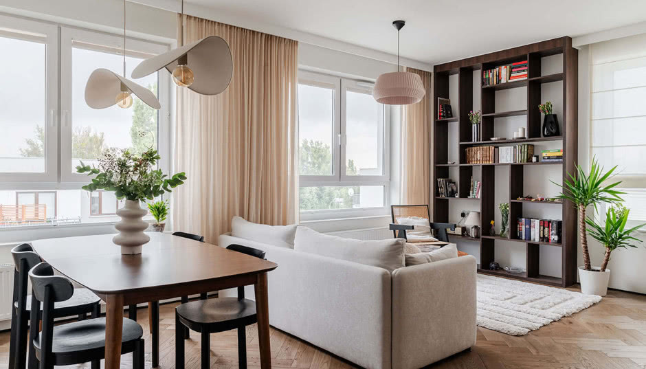 Mieszkanie w stylu modern retro. Modny kolor Mocha Mousse w praktyce