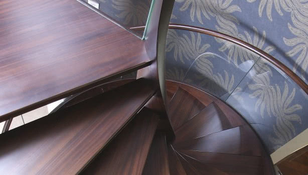 Drewno w mieszkaniu - drewniane podłogi, drzwi i schody