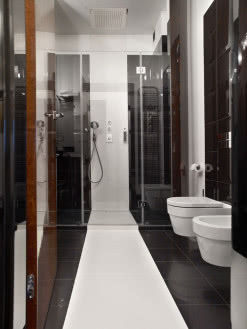 Biało-czasne aranzacja łazienki w stylu art deco.
