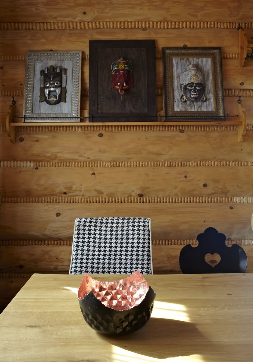 Blat stołu zrobił z litego drewna miejscowy...