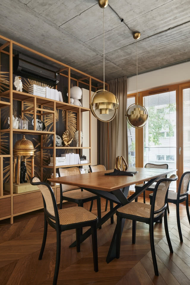 Drewno, złoto i beton w jadalni