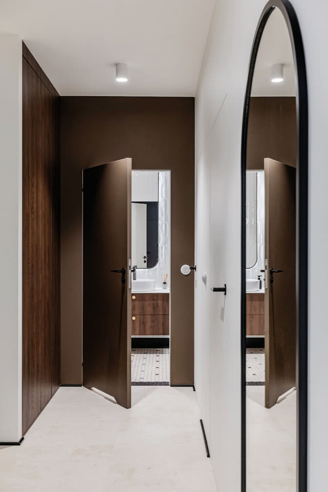 Drzwi do łazienki brązowe