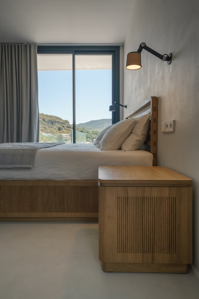 lampa nad łóżkiem i stolikiem nocnym