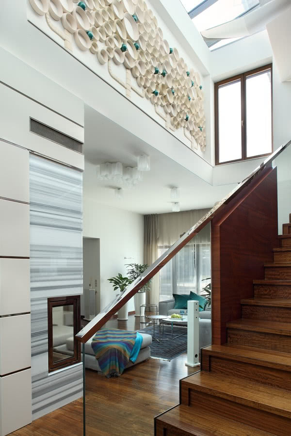 Pomysł na nowoczesne wnętrze - schody z drewna...