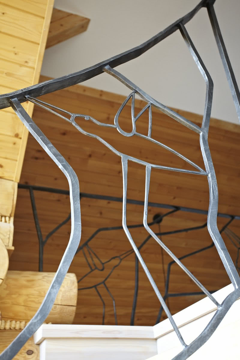 Schody na piętro, do których balustradę wykonała...