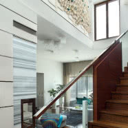 Pomysł na nowoczesne wnętrze - drewno orzecha i kolory