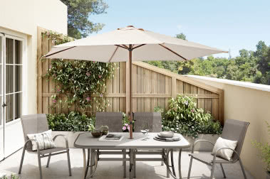 Jak osłonić przed słońcem taras lub balkon?