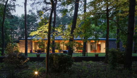 Leśna oaza z otwieranym dachem. Tak mieszka para globtroterów